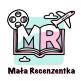 Litery M i R jako Mała Recenzentka, toł książka jako znak czytelniczki, samolot symbolizujący rodzinne podróże,