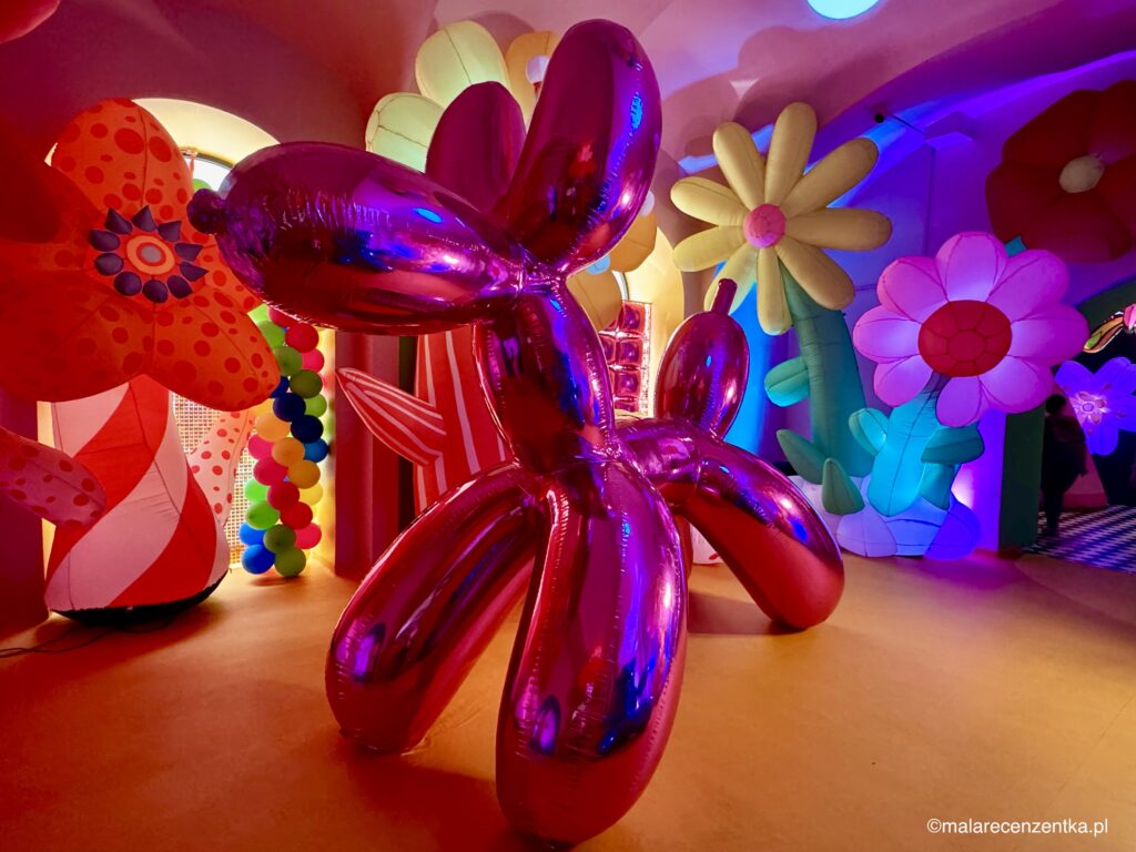 Kolorowy, balonowy pies na wystawie w Art Balloon Kraków