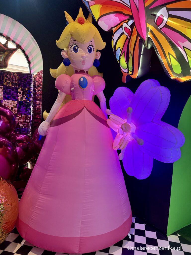 Księżniczka Peach z Mario z balonu na wystawie w Muzeum Balonów w Krakowie