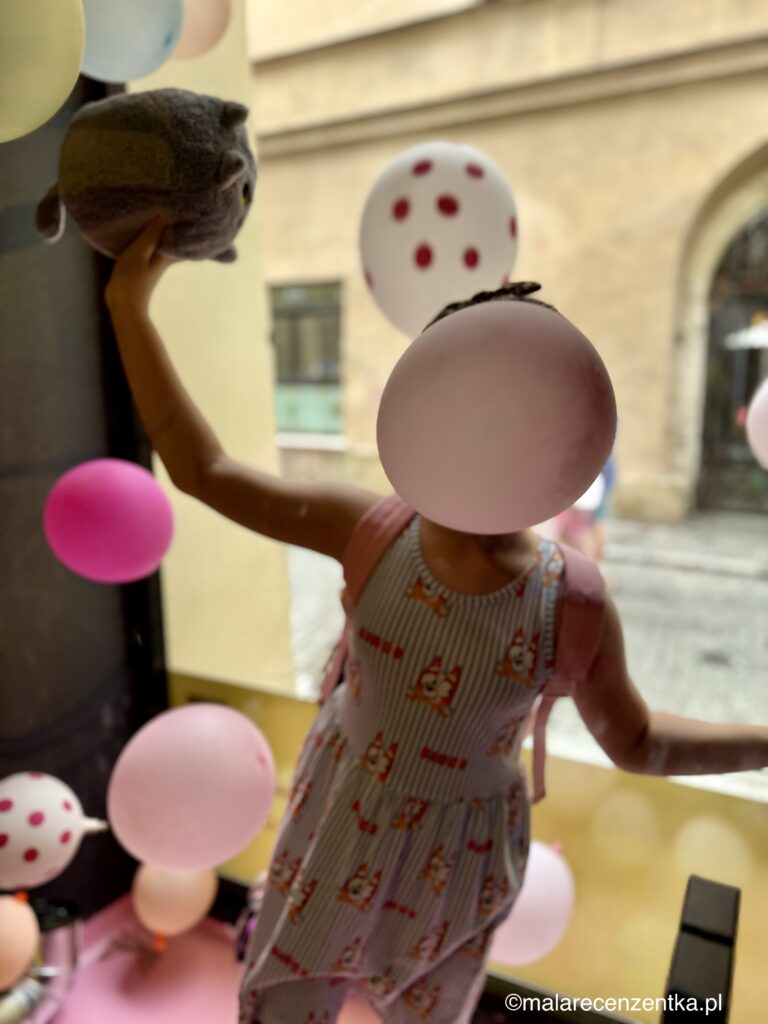 Dziewczynka otoczona balonami w Muzeum Balonów w Krakowie